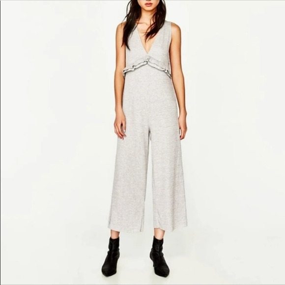Zara Trafaluc Gray Rib Knit Ruffle Front Stretchy Jumpsuit Size Medium - Picture 1 of 10